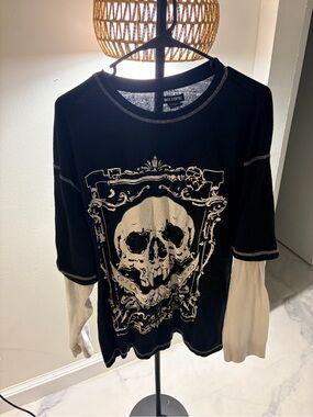 Hot Topic Black Long-Sleeve Tee with Cream Skull Graphic